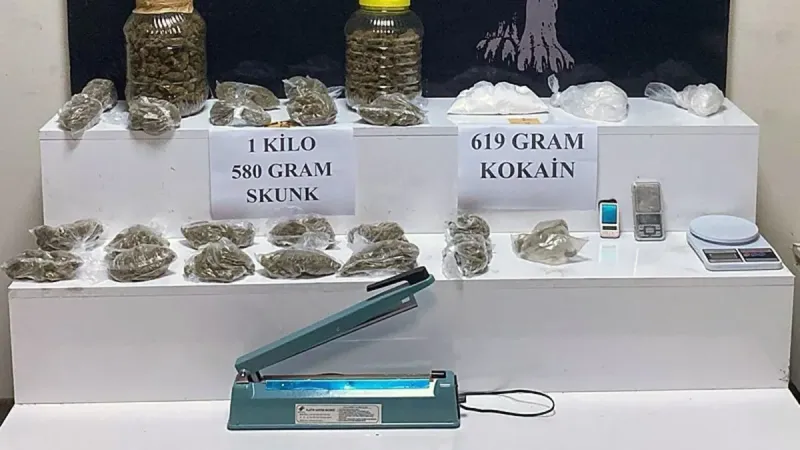 Adana'da Şok Baskın! Okul Çantasından Kokain Çıktı!