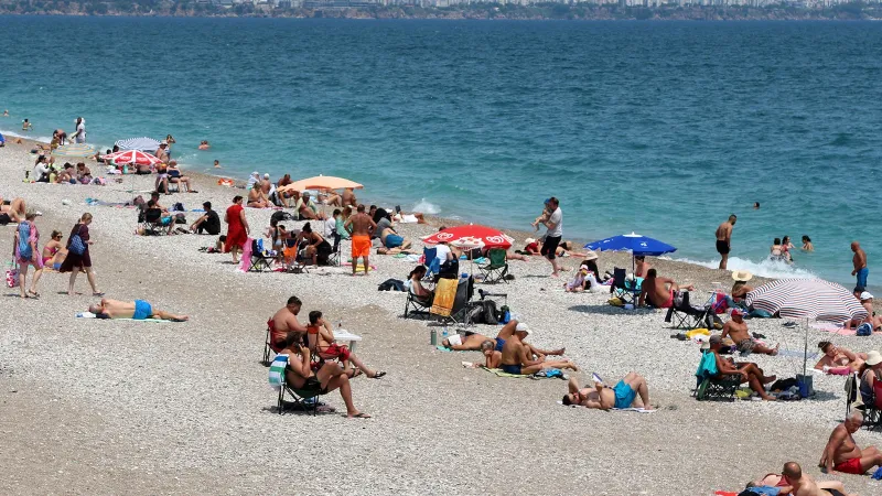 Antalya'da Deniz Keyfi! Hava 25 Derece, Sahiller Doldu Taştı!