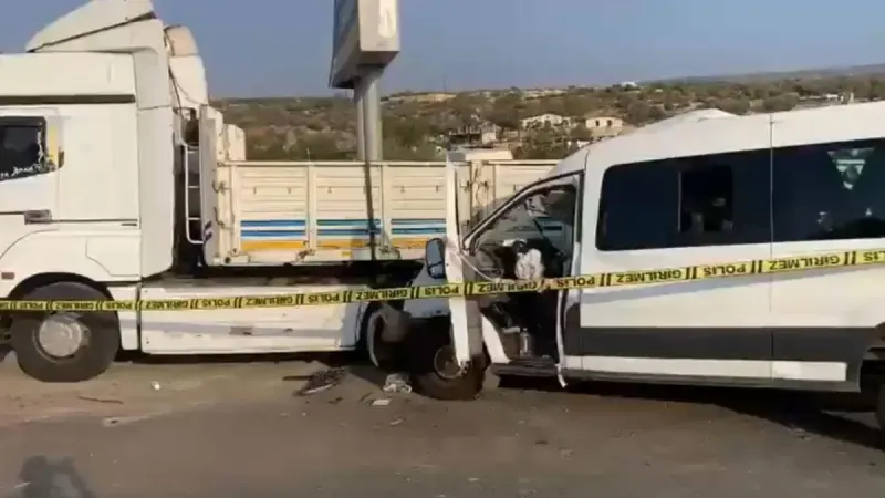 Erdemli’de feci kaza! 2 ölü, 10 yaralı