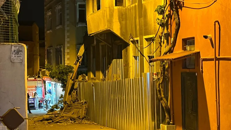 Fatih'te Bina Çöktü! İstanbul'da Korku Dolu Anlar