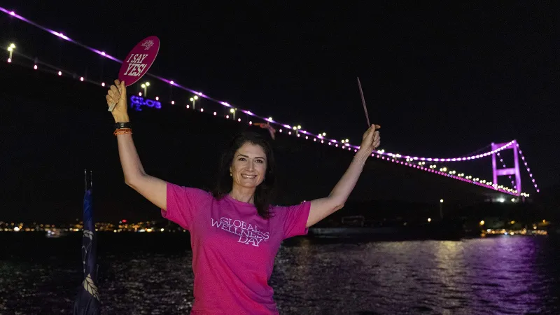 FSM Köprüsü magenta rengine büründü