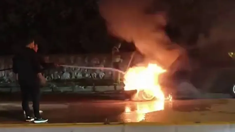 Hatay'da otomobil alevlere teslim oldu: Karşı yoldan gelen mikser sürücüsünden hızı müdahele!