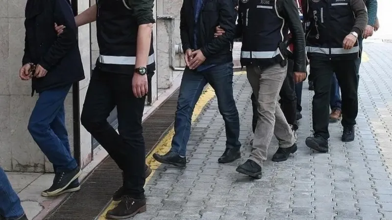İzmir merkezli FETÖ operasyonunda 13 tutuklama
