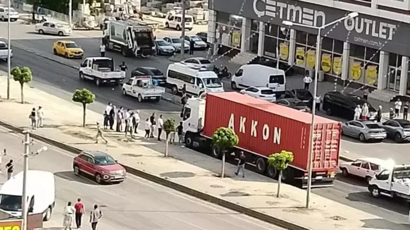 İzmir'de dehşet anları! Otomobile pompalı tüfekli saldırdılar: 3 ölü, 1 yaralı
