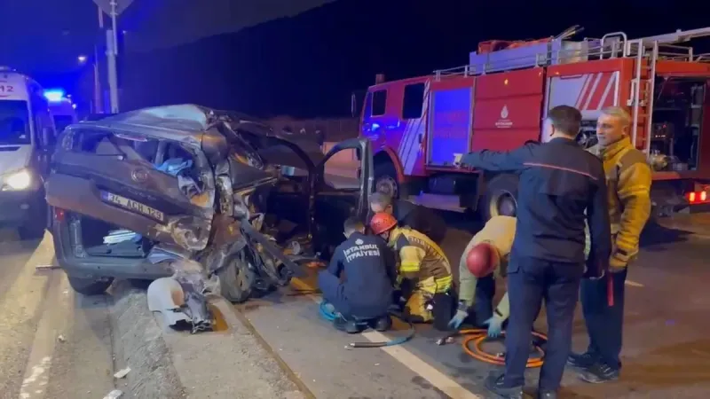 Maltepe'de 4 araç birbirine girdi: Zincirleme kazada 4 yaralı!