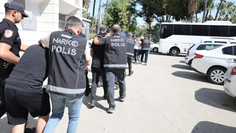 Mersin'de 7 kişi tutuklandı: Binlerce lira ele geçirildi! Otomobildeki bardak kolilerinin içinden çıkanlar...