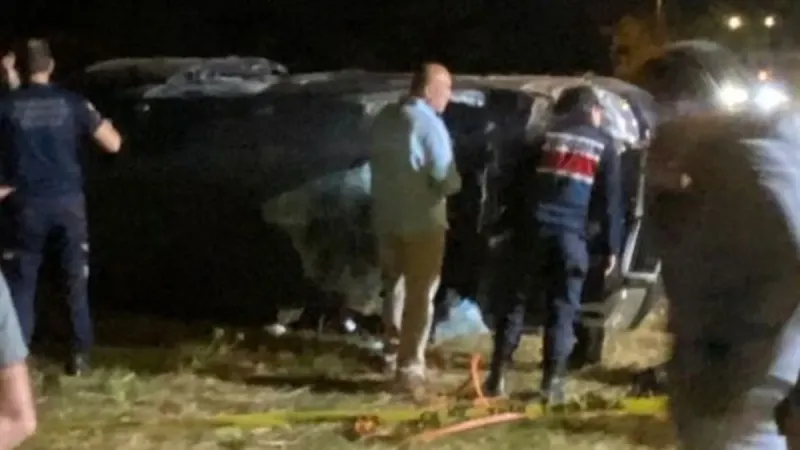 Minibüs tarlaya savrulup, devrildi: 1 ölü, 1 yaralı