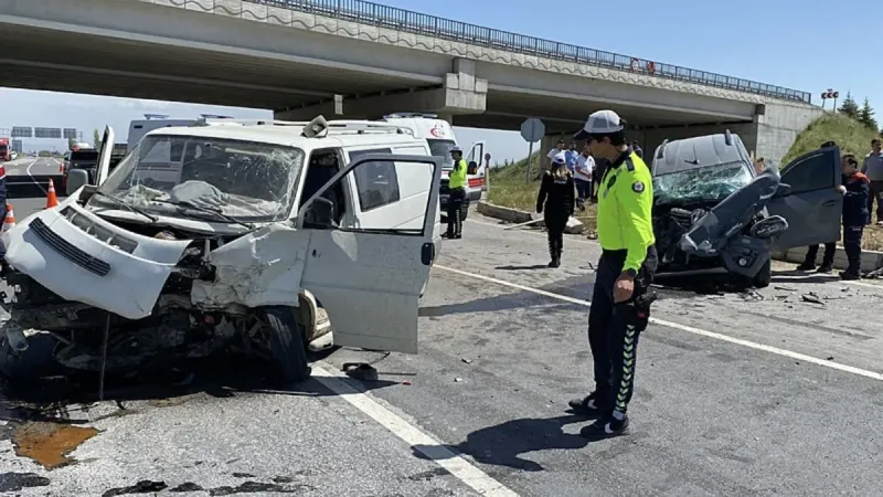 Aksaray'da Feci Kaza! Minibüs ve Ticari Araç Çarpıştı: 3 Yaralı