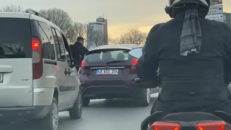 İstanbul trafiğinde korkunç anlar: Aracın aynasını kırdı!