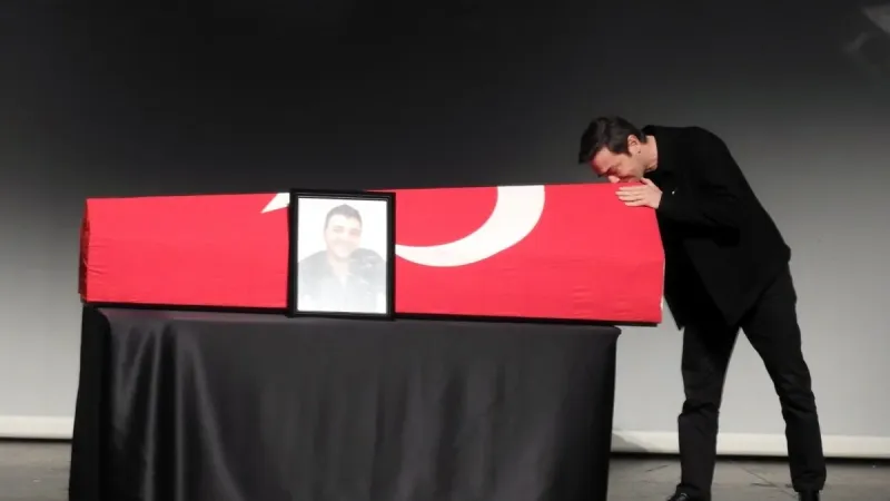 Kanserden ölen oyuncu Şinasi Yurtsever’e veda