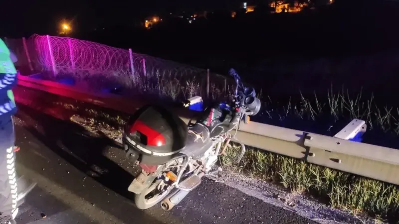 Bariyerlere Sıkışmış Motosiklet! Polisin Dikkati Neleri Ortaya Çıkardı?