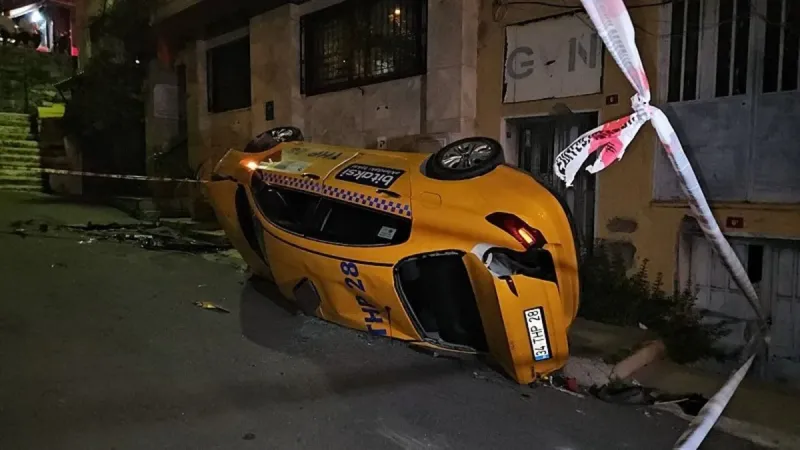 Şişli'de taksi 10 metreden çıkmaz sokağa uçtu! O anlar kameraya böyle yansıdı