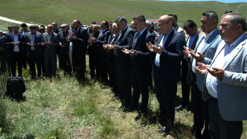 PKK'nın Katlettiği Babasının Mezarında Doğum Günü! Şok Detaylar
