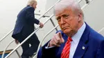 Trump uçağa binerken tökezledi! Biden için sert konuşmuştu…