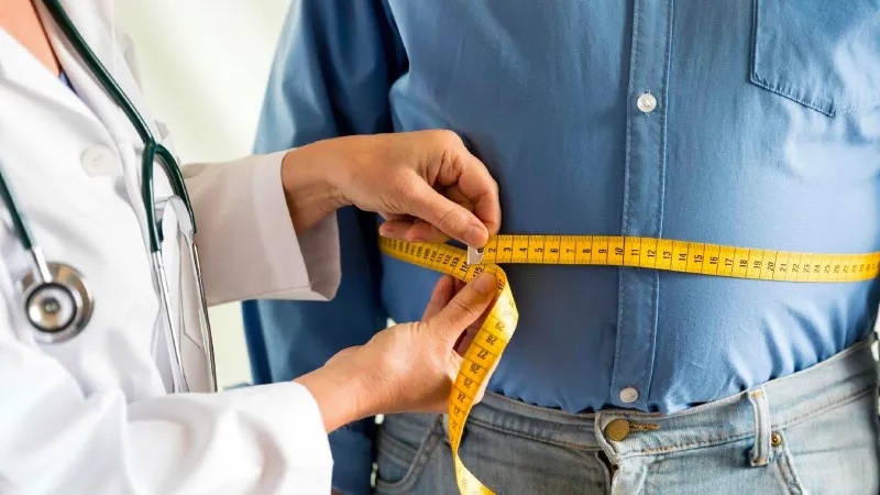 Yeni bilimsel bulgular uzmanları alarma geçirdi: Obezite, mide kanseri riskini artırıyor!